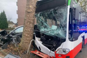 Schwerer Unfall mit Linienbus, Einsatz von Feuerwehr und Rettungskräften, Verletzte werden versorgt.