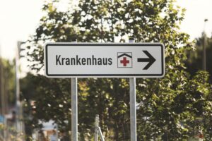 Ein Krankenhaus und ein verletzter Radfahrer nach einem Unfall ohne Helm.