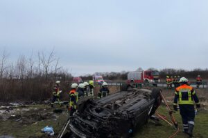 Ein verunfallter Audi A6 auf Wiese, Feuerwehr im Einsatz, schwerer Verkehrsunfall.