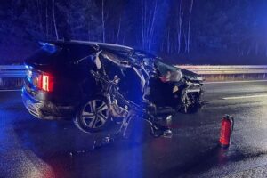Schwerer Unfall auf Autobahn: Pkw unter Sattelzug, Verletzte, Autobahn gesperrt.