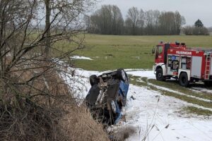 Schwerer Verkehrsunfall auf B 209: Auto überschlagen, zwei Senioren verletzt, Feuerwehr im Einsatz.
