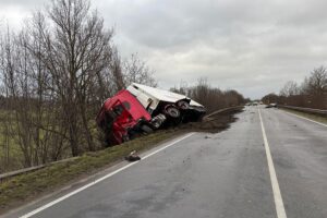 Schrecklicher Verkehrsunfall: Auto kollidiert frontal mit Sattelzug, Fahrer lebensgefährlich verletzt.