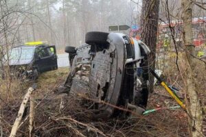 Schwerer Verkehrsunfall mit beschädigten Fahrzeugen und verletzten Personen an einer Kreuzung.