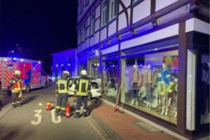 Ein Fiat Punto prallt in ein Schaufenster; Polizei ermittelt nach schwerem Unfall.