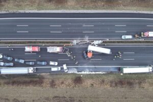 Schwerer Verkehrsunfall auf Autobahn: zwei Lkw, zwei Pkw, viele Verletzte, Fahrbahn gesperrt.