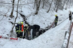 Rettungskräfte bergen verletzte Insassen nach schwerem Unfall auf glatter Straße in Bad Berleburg.