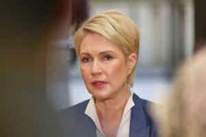 Manuela Schwesig, Ministerpräsidentin, äußert sich kritisch zu CDU und AfD, betont soziale Sicherheit.