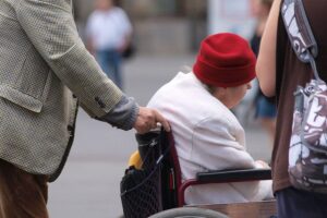 Seniorin im Rollstuhl zeigt den Fortschritt und die Herausforderungen der Inklusion in Hamburg.