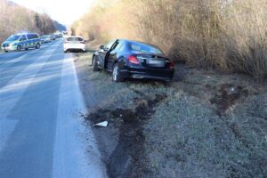 Unfallstelle mit zwei beschädigten Autos, Polizei vor Ort, Unfalluntersuchung im Gange.