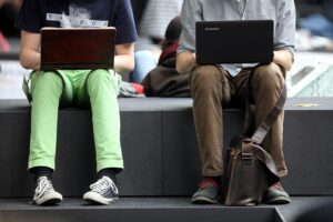 Zwei Männer diskutieren online über Risiken von KI-Projekten und Cyber-Sicherheit.