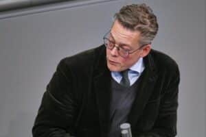 Konstantin von Notz diskutiert Epstein-Akten und deren Einfluss auf deutsche Sicherheitspolitik im Bundestag.