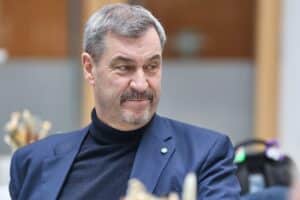 Markus Söder fordert mehr Arbeitsstunden für Wirtschaftswachstum, kritisiert Krankschreibungsregelungen.