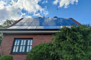 Solarzellen auf einem Hausdach, symbolisieren erneuerbare Energien und zukünftige Energieunabhängigkeit.