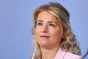 Verena Bentele diskutiert Einkommensgerechtigkeit in der sozialen Sicherung – Politikerin am Rednerpult.