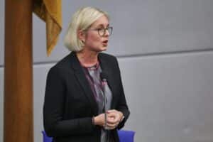 Christiane Schenderlein spricht zur Fußball-WM 2026 und Boykott-Debatte in Berlin.