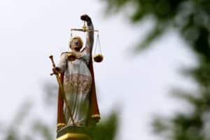 Justicia-Statue, symbolisiert Gerechtigkeit, im Kontext eines gewalttätigen Vorfalls in Landau.