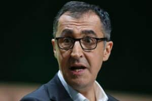 Cem Özdemir bei einer Wahlkampfveranstaltung, umgeben von Sorgen über einen vereitelten Brandanschlag.