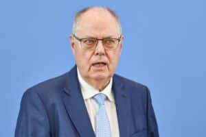 Peer Steinbrück diskutiert Staatsmodernisierung und Herausforderungen der Bundespolitik in Deutschland.