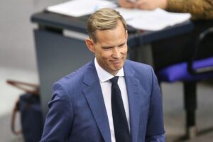 Hendrik Streeck diskutiert E-Zigarettenverbot für besseren Gesundheitsschutz von Kindern und Jugendlichen.