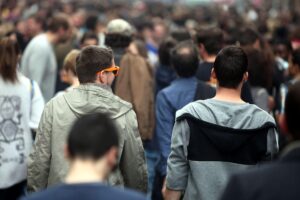 Jugendliche nutzen soziale Medien; Debatte über Schutzmaßnahmen und Altersgrenzen.