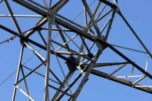 Strommast in Lübeck, symbolisiert den Stromausfall und betroffene Haushalte sowie Einrichtungen.