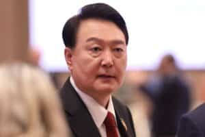 Ex-Präsident Yoon Suk-yeol im Gerichtssaal; Urteil: lebenslange Haft wegen Aufstandsführung.