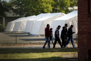 Flüchtlinge in Zeltlagern, symbolisieren die humanitäre Krise in Syrien und Rückkehrproblematik.