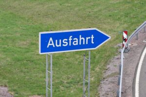 Schwerer Verkehrsunfall auf Autobahn, Unfallstelle mit beschädigten Fahrzeugen und Absperrungen.