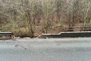 Verunfallter Toyota neben beschädigter Straßenmauer, Unfallstelle auf Bundesstraße 39, Neustadt.