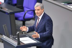 Metin Hakverdi diskutiert Handelsabkommen, Zollfragen und transatlantische Beziehungen in Berlin.
