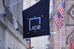 Börsenticker mit fallenden Kursen und nervösen Anlegern an der Wall Street.