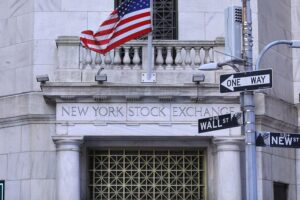 Wall Street mit New York Stock Exchange, Börsenkurse und Handelsaktivitäten dargestellt.
