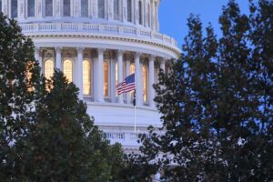 Kapitol in Washington, Symbol für die US-Demokratie und politische Spannungen unter Trump.
