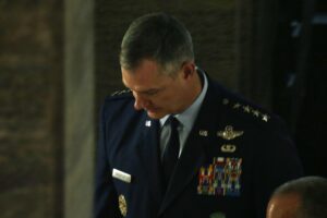 Ein Bild von General Grynkewich im Gespräch mit russischen Militärvertretern in Abu Dhabi.