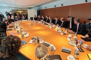 Unternehmen bewerten Bundesregierung negativ: Schulnote 4,2 für Wirtschaftspolitik, dringende Reformen gefordert.