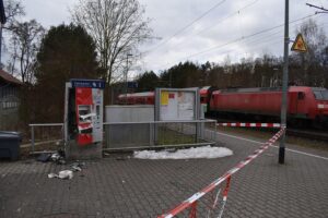 Sprengung eines Fahrkartenautomaten am Bahnhof, Polizei untersucht den Tatort nach der Explosion.