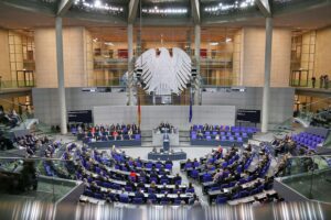 Bundestagsdebatte über Vetternwirtschaft und Gesetzesverschärfung, Abgeordnete diskutieren aktuelle Vorwürfe.