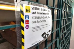 Streikaktionen im öffentlichen Verkehr in Berlin, Bürger betroffen, wirtschaftliche Folgen thematisiert.