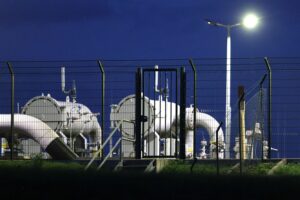 Gasspeicher mit niedrigen Füllständen, symbolisierend die aktuelle Energiekrise und staatliche Eingriffe.