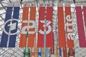 Logos von ARD, ZDF, 3Sat, Arte; Themen: Rundfunkbeitragserhöhung, Finanzierung, Medienpolitik.