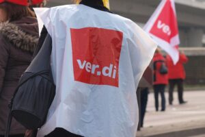 Verdi-Streikankündigung: Beschäftigte der Autobahn GmbH fordern mehr Gehalt und bessere Arbeitsbedingungen.