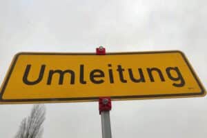 Ein Umleitungsschild weist auf Baustellen und Verkehrseinschränkungen in Baden-Baden hin.