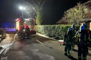 Feuerwehr im Einsatz bei Verpuffung in Heizungsraum, keine Verletzten, schnelle Reaktion.