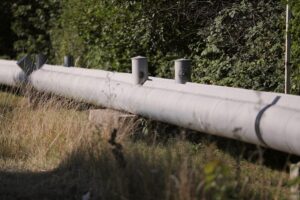 Fernwärmeleitung mit urbaner Infrastruktur, Symbol der Energiezukunft und ansteigender Nachfrage in Städten.