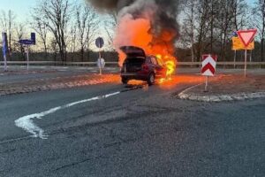 Autobahn 27: Ausgebranntes Auto, Feuerwehr im Einsatz, keine Verletzten, Polizei ermittelt.
