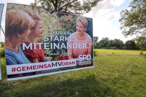 Plakat der SPD zur Landtagswahl, umgeben von politischen Kontroversen und Vorwürfen der Vetternwirtschaft.