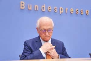 Wolfgang Ischinger diskutiert Waffengeschenke für Polen, deutsche Verteidigungspolitik weckt Skepsis und Bedenken.