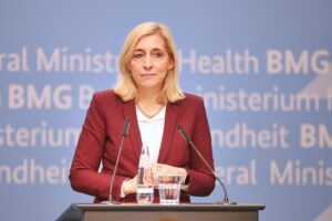 Nina Warken präsentiert Reformen der gesetzlichen Krankenversicherung zur Bekämpfung milliardenschwerer Defizite.