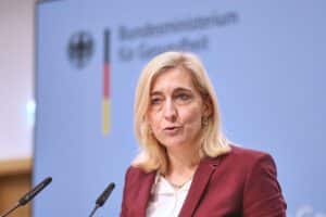 Bundesgesundheitsministerin Nina Warken verteidigt die elektronische Patientenakte, kündigt Verbesserungen an.