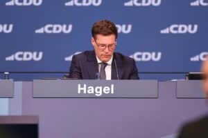 Nina Warken verteidigt Manuel Hagel gegen Kritik an altem Video, Wahlkampfdebatte im Fokus.